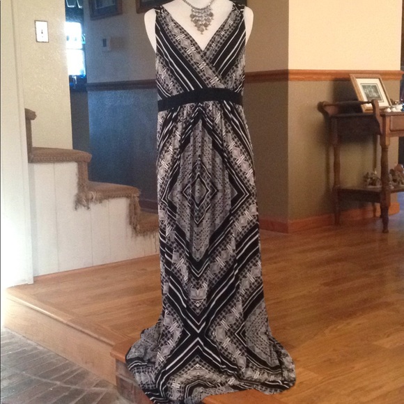 Apt. 9 Dresses & Skirts - APT 9 black & white geo maxi dress petite large